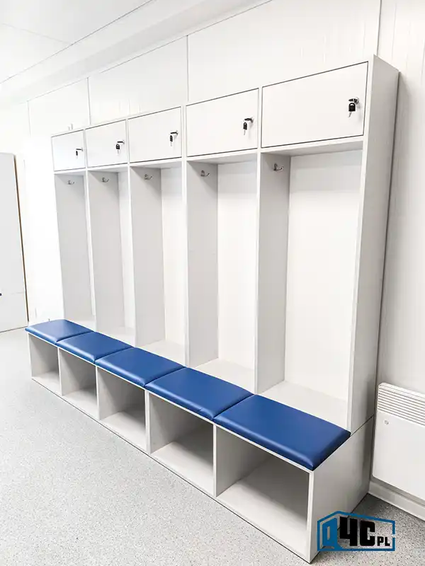 Zaplecze szatniowo sanitarne - szafki dla zawodników