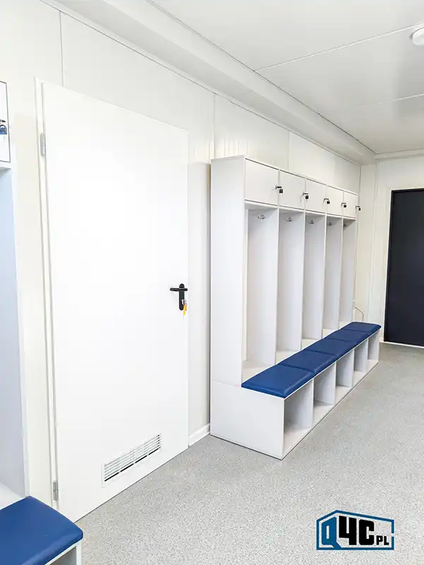 Zaplecze szatniowo sanitarne - szatnia dla zawodników przejście do części sanitarnej