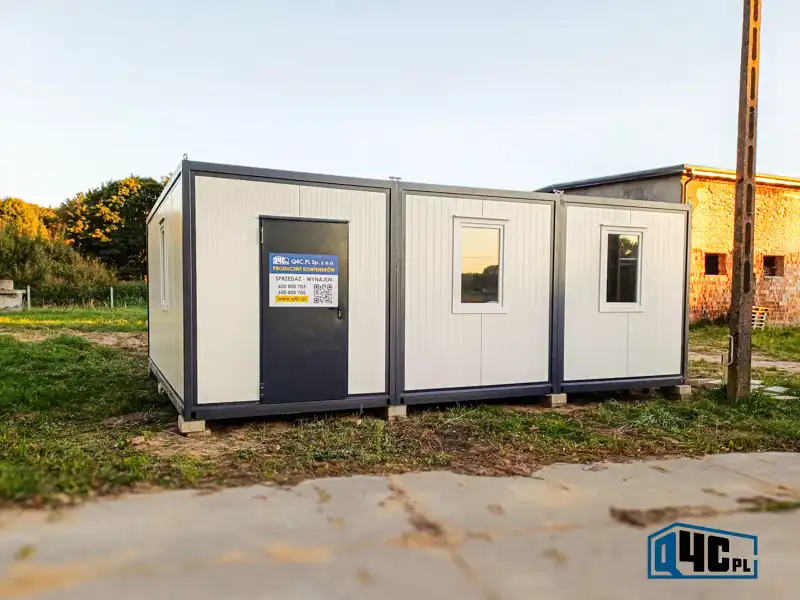 Zespół kontenerów socjalnych - widok z przodu