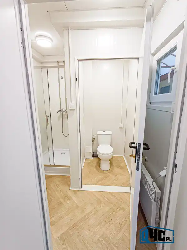 WC und Dusche im Umkleidecontainer