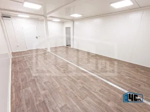 Duża sala w zespole kontenerów