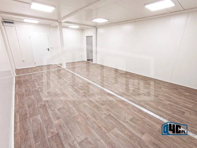 Duża sala w zespole kontenerów