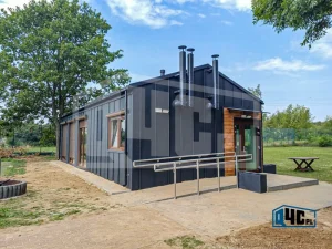 Modułowa świetlica kontenerowa w Cybulicach - widok z prawej