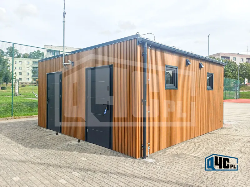 Zaplecze sanitarno-magazynowe w Nowogrodźcu (widok z przodu) Zaplecze sanitarno-magazynowe w Nowogrodźcu (widok z przodu)