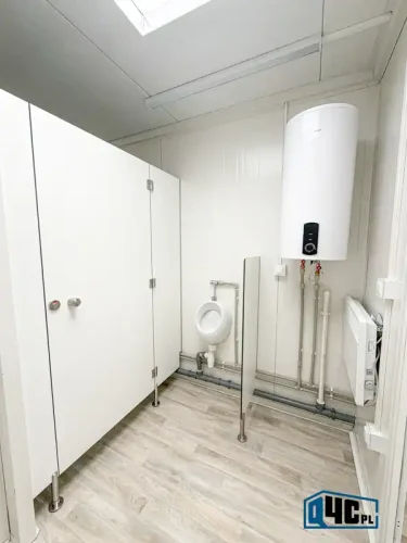 Sanitariat - kabina WC, pisuar, bojler elektryczny