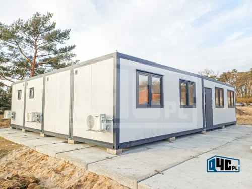 8-modułowy zespół kontenerów socjalno-sanitarnych w Gryfinie - przód