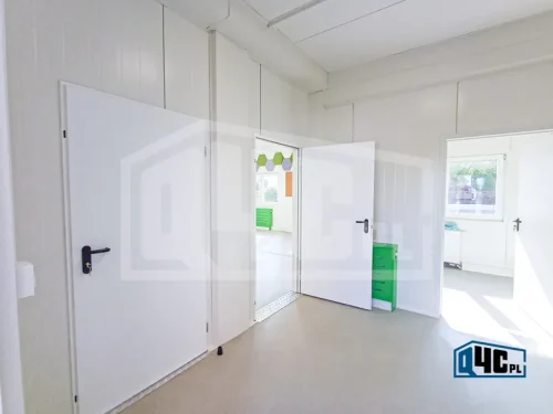 Modułowa szkoła - widok na korytarz i drzwi do sal lekcyjnych